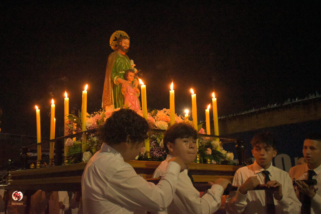 Noche de Luces y Antorchas: fe y tradición en honor a María Auxiliadora